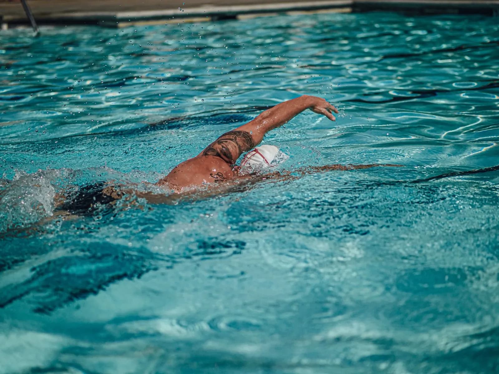 Nadador avanzando a crol en una piscina